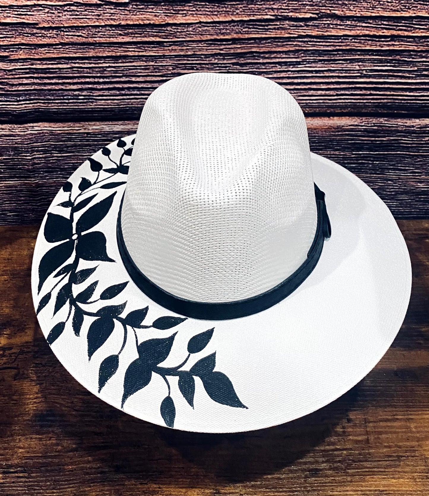 White Vine Hat / Sombrero Con Ramas